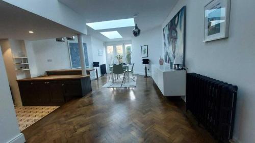 Fotografie z fotogalerie ubytování Stunning Unique & Elegantly Refurbed Seafront 2BD v destinaci Dublin