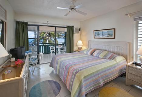 Colony Cove Beach Resort في كريستيانستيد: غرفة نوم فيها سرير وتلفزيون