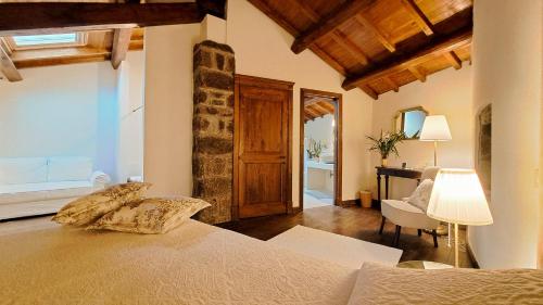 un dormitorio con una cama y un escritorio en una habitación en L'Archetto Dimora Storica, en Viterbo