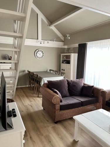 Ruang duduk di Villa Alfonzo