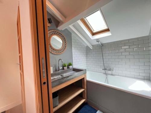 une salle de bain avec un lavabo et une baignoire dans l'établissement Parisian loft 120 m2 - Stylish - Paris 10th, à Paris