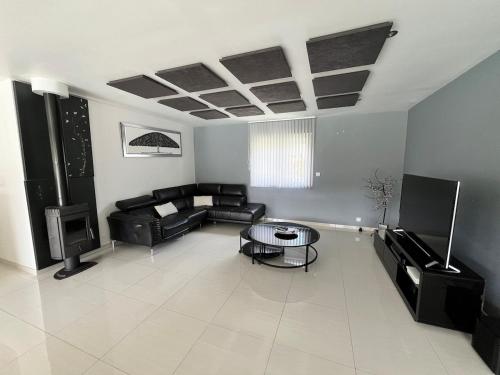 un salon avec un canapé et une table dans l'établissement Villa moderne avec piscine, à Le Bousquet-dʼOrb