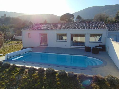 une villa avec piscine devant une maison dans l'établissement Villa moderne avec piscine, à Le Bousquet-dʼOrb