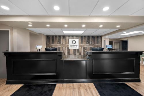 a lobby with a cash counter and a waiting area at Quality Inn Fort Myers Cape Coral in Fort Myers