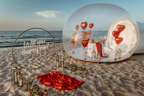 a ballon on the beach with a group of hearts at HT Houseboats - domki na wodzie - sauna, motorówka, rowerki wodne in Mielno