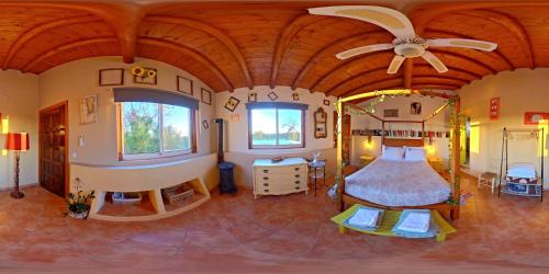 una camera con un grande letto in una stanza con soffitto di Quinta do Mestre - Casa do Campo a Tavira