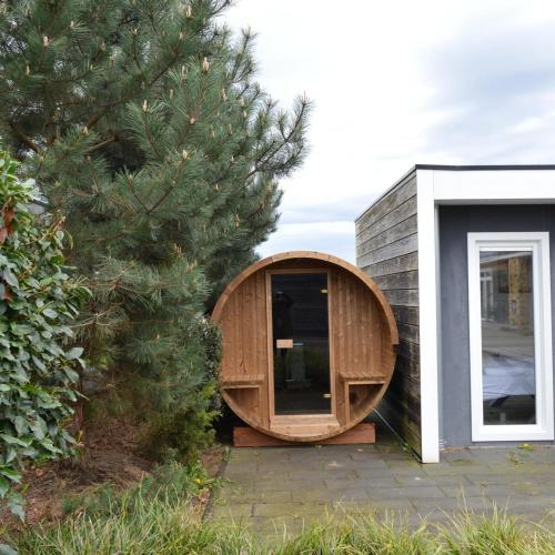 a wooden tub sitting on the side of a house at Ravenbosch - Sauna in Valkenburg