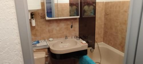 une salle de bain avec un lavabo, des toilettes et une baignoire dans l'établissement SIX-FOURS vue mer et situé devant la plage, à Six-Fours-les-Plages