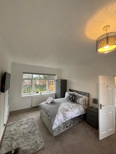 Postel nebo postele na pokoji v ubytování Bramcote Lane Luxury Apartments