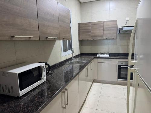 Η κουζίνα ή μικρή κουζίνα στο Marine Beach Apartment