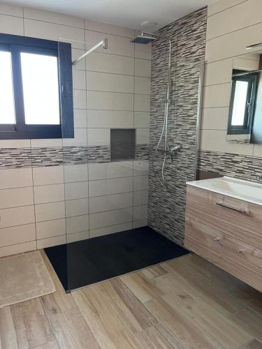 une salle de bain avec douche et lavabo dans l'établissement Sole e Mare, à Mimizan-Plage