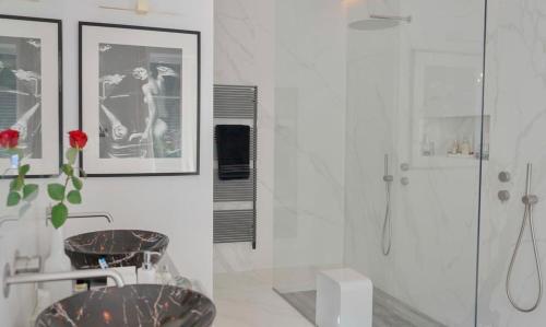 La salle de bains est pourvue d'une douche, d'un lavabo et d'une chaise. dans l'établissement Le Prestige Haussmannien, à Toulouse