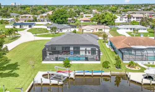 una vista aerea di una casa sull'acqua di Beautiful, fun home w/3 masters, pool & spa a Cape Coral