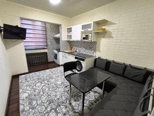 Una cocina con un sofá y una mesa en una habitación. en Aybek, Chekhova 21, en Toshkent-Passajir Bekati