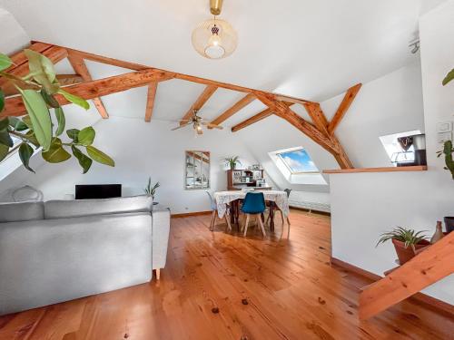 un salon avec une table et un canapé dans l'établissement Charming T2 Close to Zenith, à Eckbolsheim