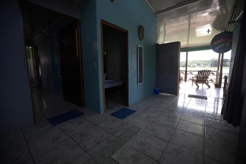 a room with blue walls and a tiled floor at Casa Los Delfines in Tortuguero