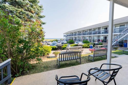 Сад в Kebek 3 Oceanside Motel