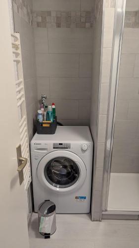 a washer and dryer in a small room at Studio avec terrasse à Valberg, Le St Honorât in Valberg