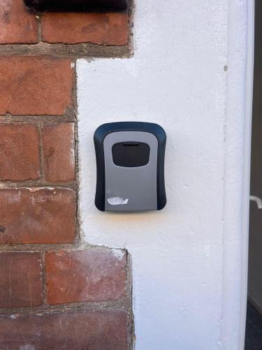 un mur avec un grille-pain sur le côté d'un mur de briques dans l'établissement Garden Street Retreat in Wigston, à Glen Parva