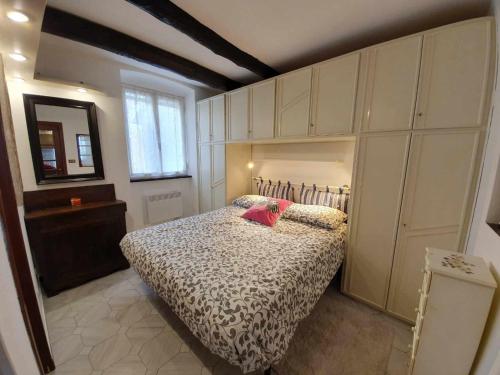 Un dormitorio con una cama y una cómoda. en La Nicolina, en Santa Margherita Ligure