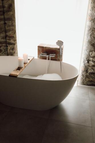 a bath tub in a bathroom with a window at Dobre Historie in Leśna