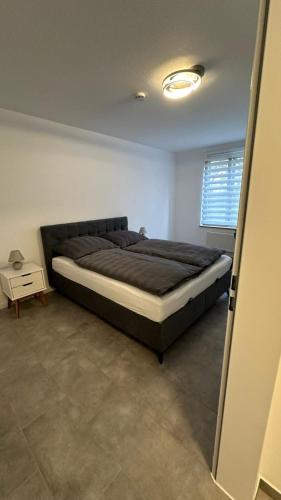 a bedroom with a large bed in a room at Ruhige Wohnung mit Garten in Schönefeld