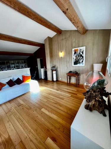 - un grand salon avec un lit et un bol de poisson dans l'établissement Villa JELOD, piscine jardin sans vis à vis, à Saint-Rémy-de-Provence