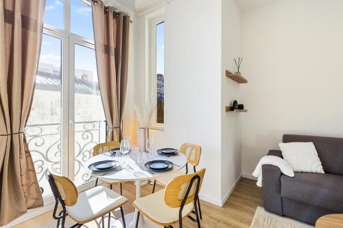 un salon avec une table, des chaises et un canapé dans l'établissement JARDIN DES MUSES II - Somptueux 2 pièces - Carré d'or Menton, à Menton