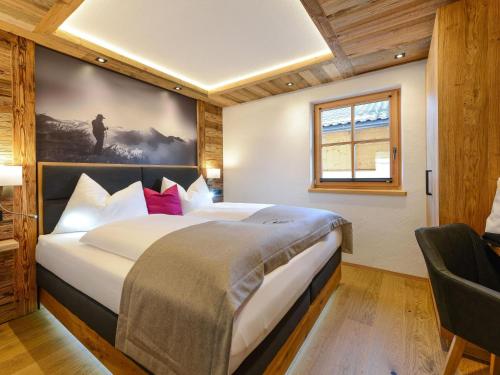 a bedroom with a large bed in a room at Gamslodges in Goldegg