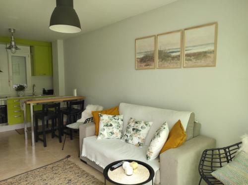 ein Wohnzimmer mit Sofa und Tisch in der Unterkunft Oasis o,xuncal in San Cosme de Barreiros