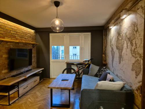 a living room with a couch and a tv at Apartament Słoneczna in Gorlice