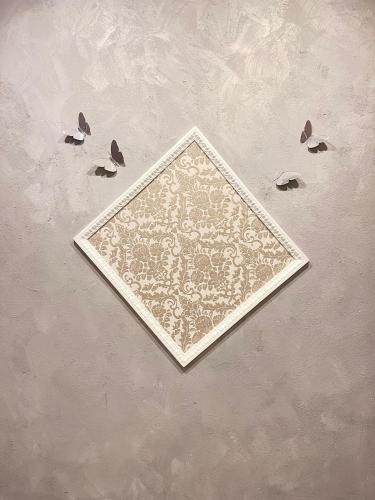 a rug on the floor with birds on it at Infinity Passion in Rho