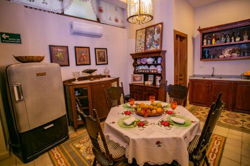 a kitchen with a table with a plate of fruit on it at Grand Casa Naranjos, Hospedaje Alteño in Tepatitlán de Morelos