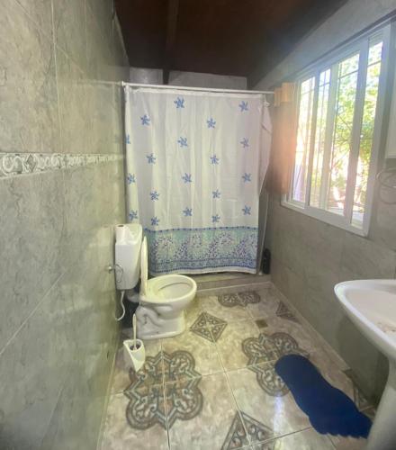a bathroom with a toilet and a sink at Hace tu vida in Tigre