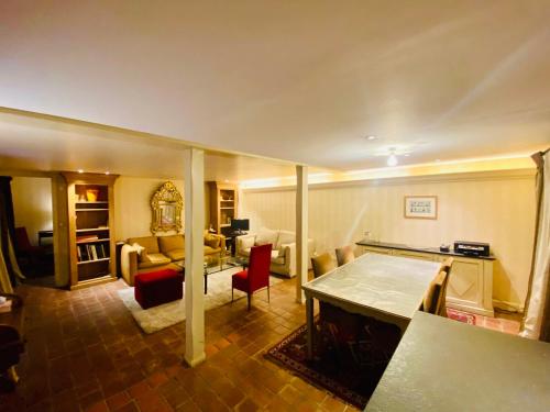 un salon avec une table de ping-pong dans l'établissement Appartement Musée du Louvre Paris, à Paris