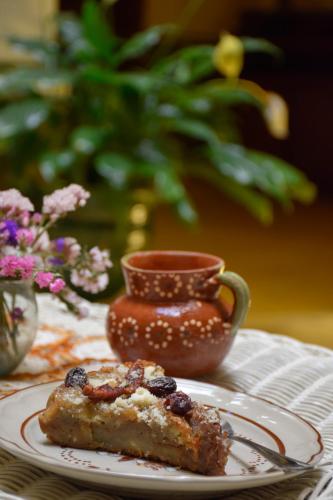 a plate with a piece of cake and a cup at Grand Casa Naranjos, Hospedaje Alteño in Tepatitlán de Morelos