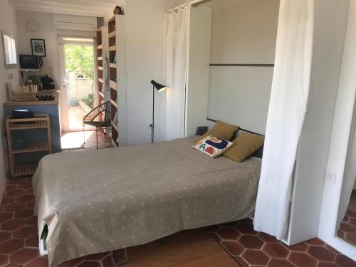 una camera da letto con un letto in una stanza di Marseille L'Estaque Vue Mer a Marsiglia