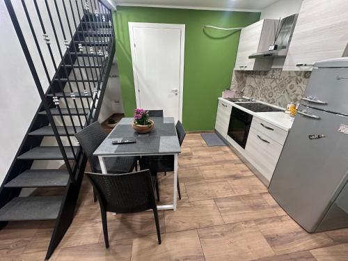 A kitchen or kitchenette at Holiday apartament