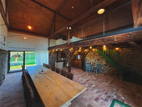 a large room with a wooden table and chairs at Dobre Historie in Leśna