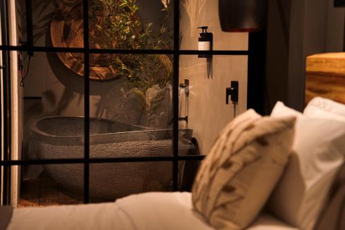a potted plant sitting on top of a bed at Mater Hotel in Canela