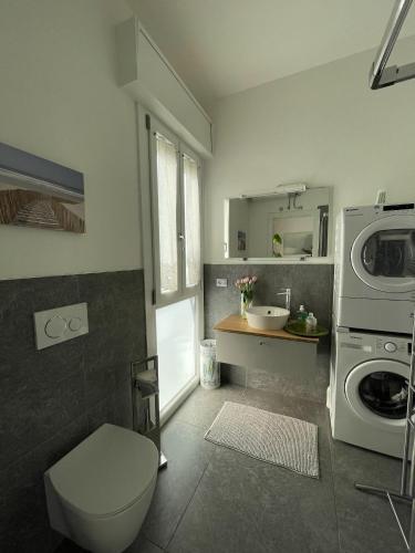 a bathroom with a toilet and a washing machine at A UN PASSO DALL'OSPEDALE in Padova
