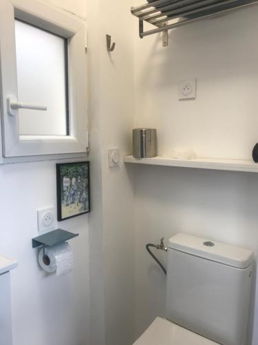 bagno bianco con servizi igienici e finestra di Marseille L'Estaque Vue Mer a Marsiglia