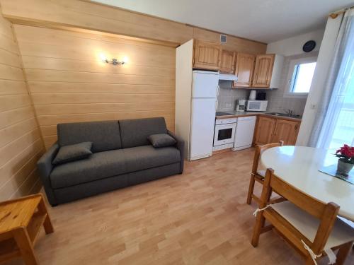 un salon avec un canapé et une table dans l'établissement ETOILE DES NEIGES, à Orcières