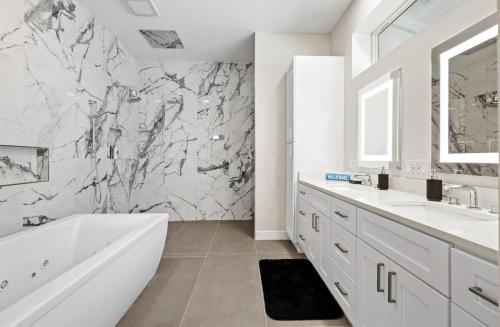 Un baño de The W at Park Place-Heated Pool & Spa