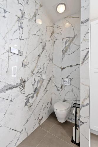 Un baño de The W at Park Place-Heated Pool & Spa
