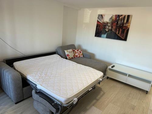 a hospital bed and a chair in a room at Moderne FerienWohnung NeuBau Merzig in Merzig