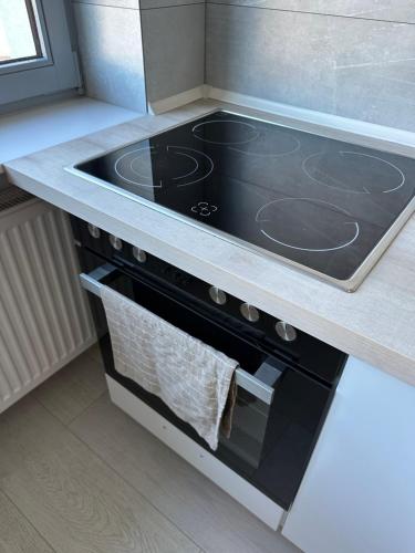 a kitchen with a stove with a towel on the oven at Moderne FerienWohnung NeuBau Merzig in Merzig