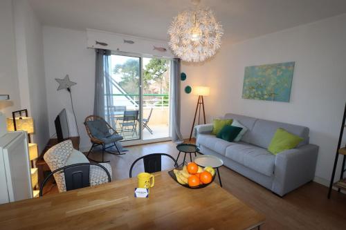 un salon avec un canapé et une table dans l'établissement Le Topaze via Tranquil at Home, à La Baule