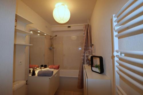 une salle de bain avec une douche, un lavabo et une baignoire dans l'établissement Le Topaze via Tranquil at Home, à La Baule