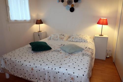 une chambre avec un lit blanc avec deux oreillers dans l'établissement Le Topaze via Tranquil at Home, à La Baule